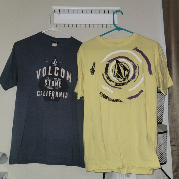 2 Volcom Graphic Tees Medium - Picture 1 of 4
